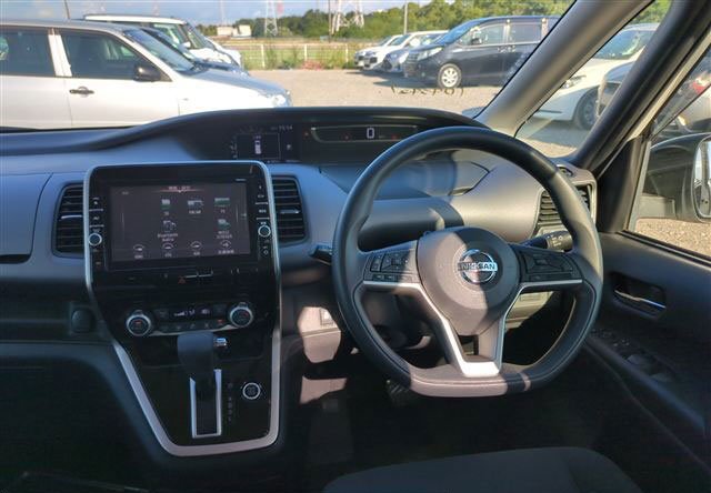 NISSAN SERENA 3