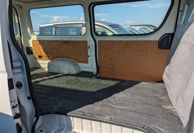 TOYOTA HIACE V - DX 4
